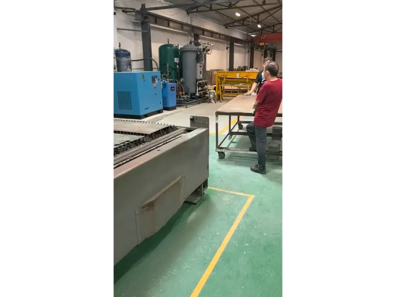 Inbetriebnahme des Gasversorgungssystems abgeschlossen! Eigener Luftkompressor und Stickstoffgenerator gepaart mit dem RayTools-Laserschneidkopf – für eine höhere Schnittqualität bei verzinkten Blechen
