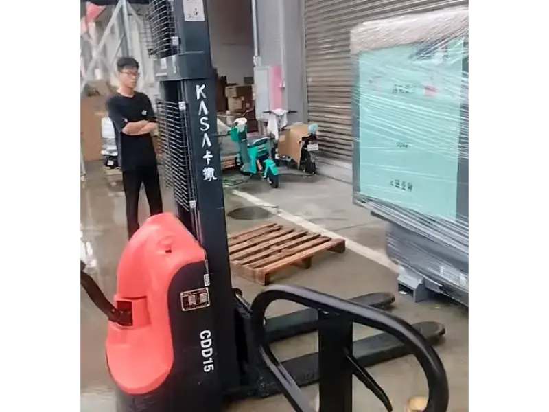 Reputation schafft Vertrauen | Luftkompressor für den Versand vom Werk in Foshan an den Kunden in Fujian vorbereitet