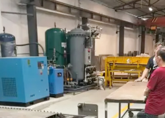 Inbetriebnahme des Gasversorgungssystems abgeschlossen! Eigener Luftkompressor und Stickstoffgenerator gepaart mit dem RayTools-Laserschneidkopf – verbessert die Schneidqualität von verzinkten Blechen